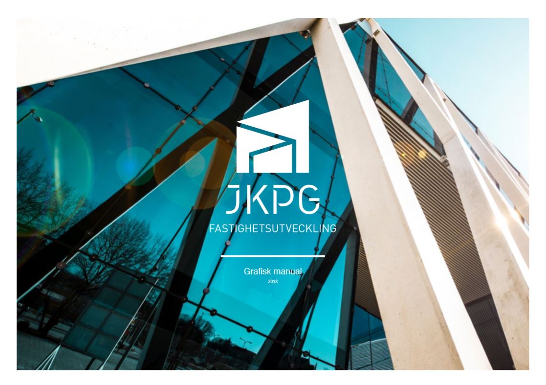 Dekorationsbild. En glasfasad med JKPG Fasts logotyp.