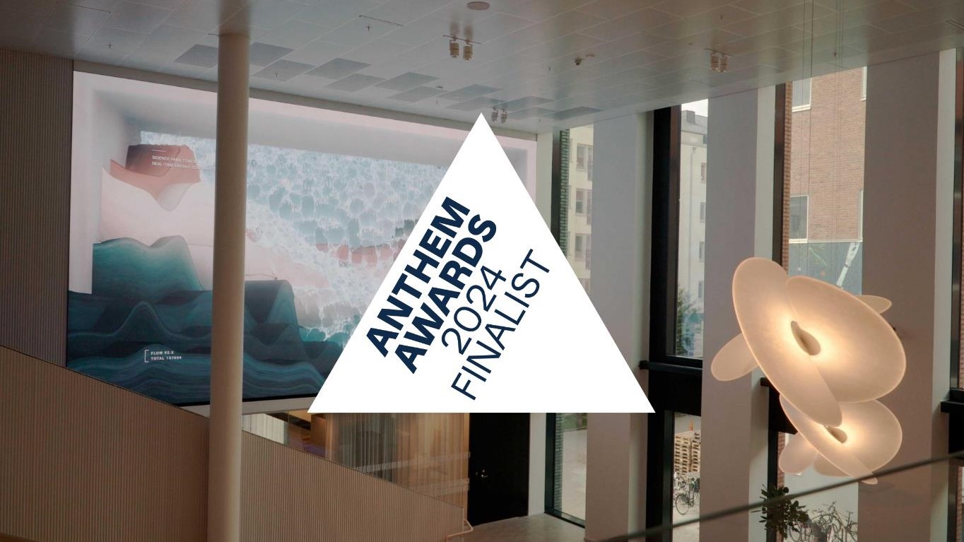 Konstskärmen i Science Park Towers och en logotyp med texten "Anthem Awards 2024 Finalist"