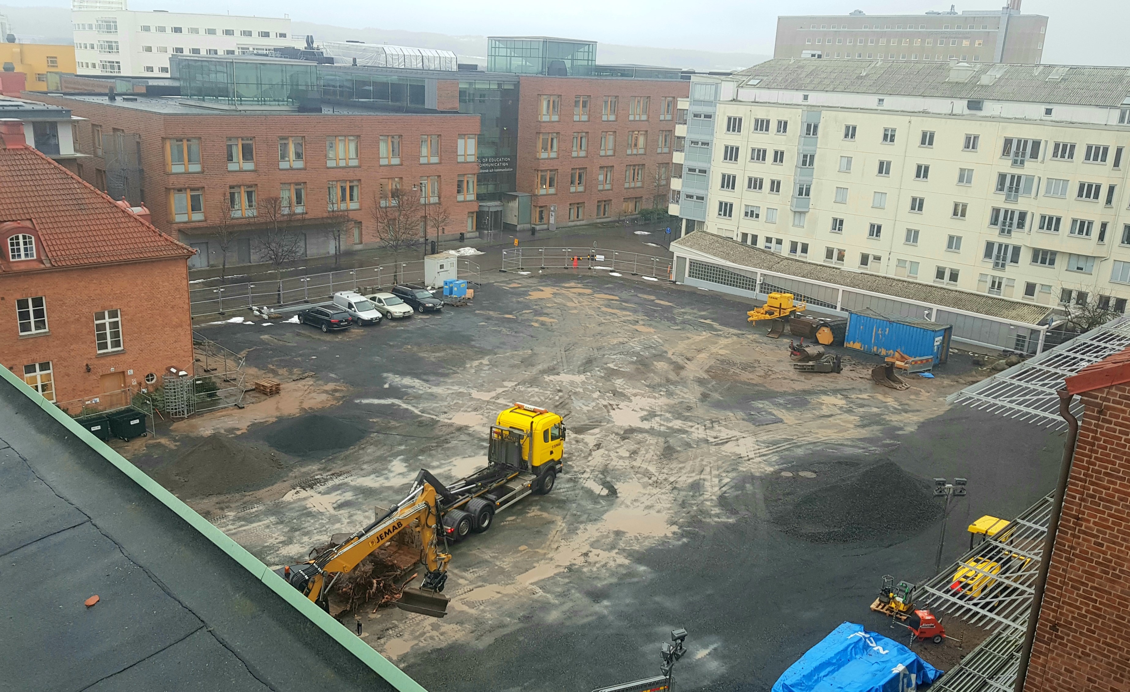 Byggarbetsplatsen sett från nuvarande Science Park House. En gul lastbil och grävskopa är på plats för att börja arbeta.