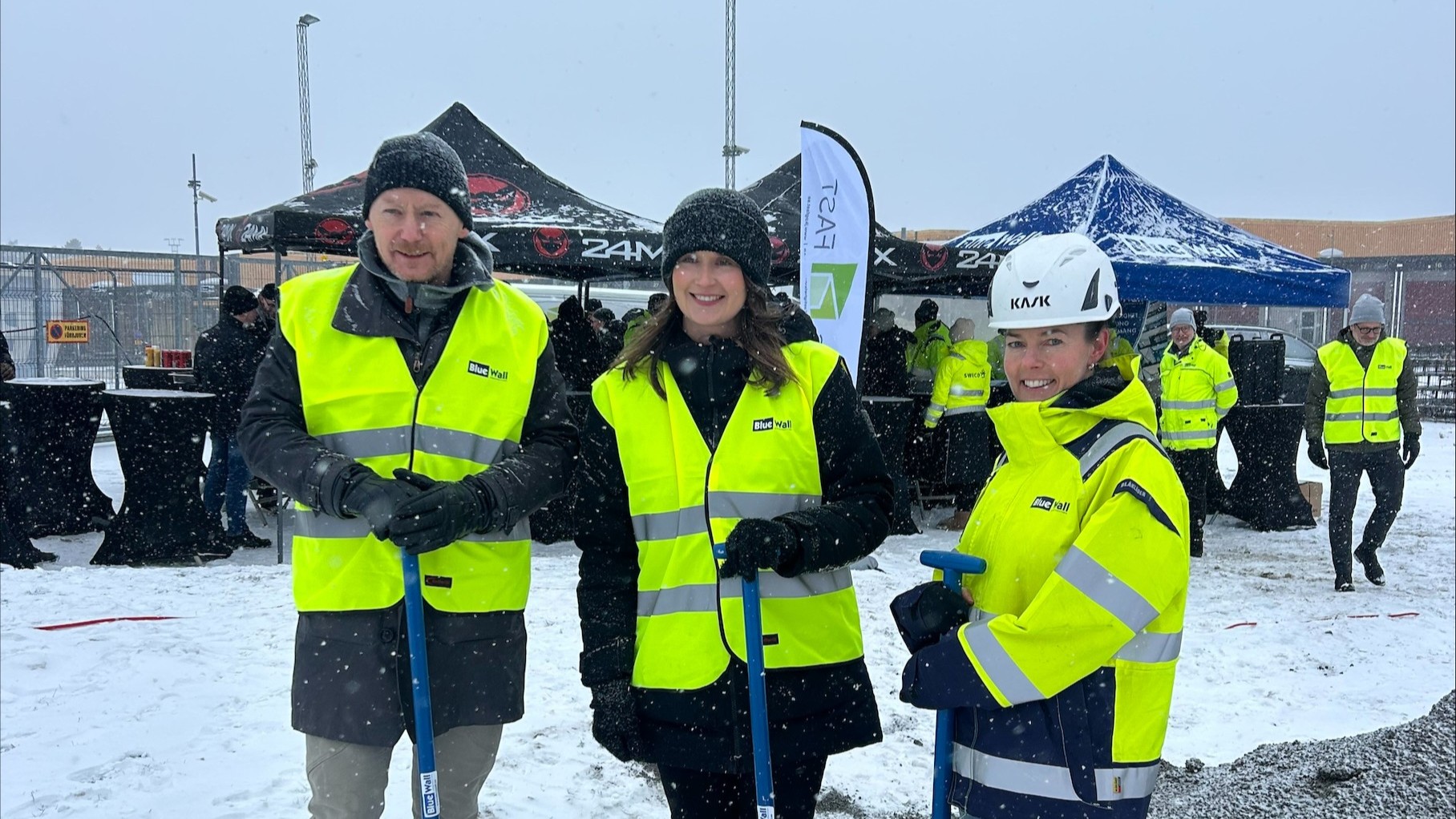 Kommunalråd Rikard Bunnvik, Tina Myrén JKPG Fast & Emma Mejving Blue Wall tog första spadtaget.