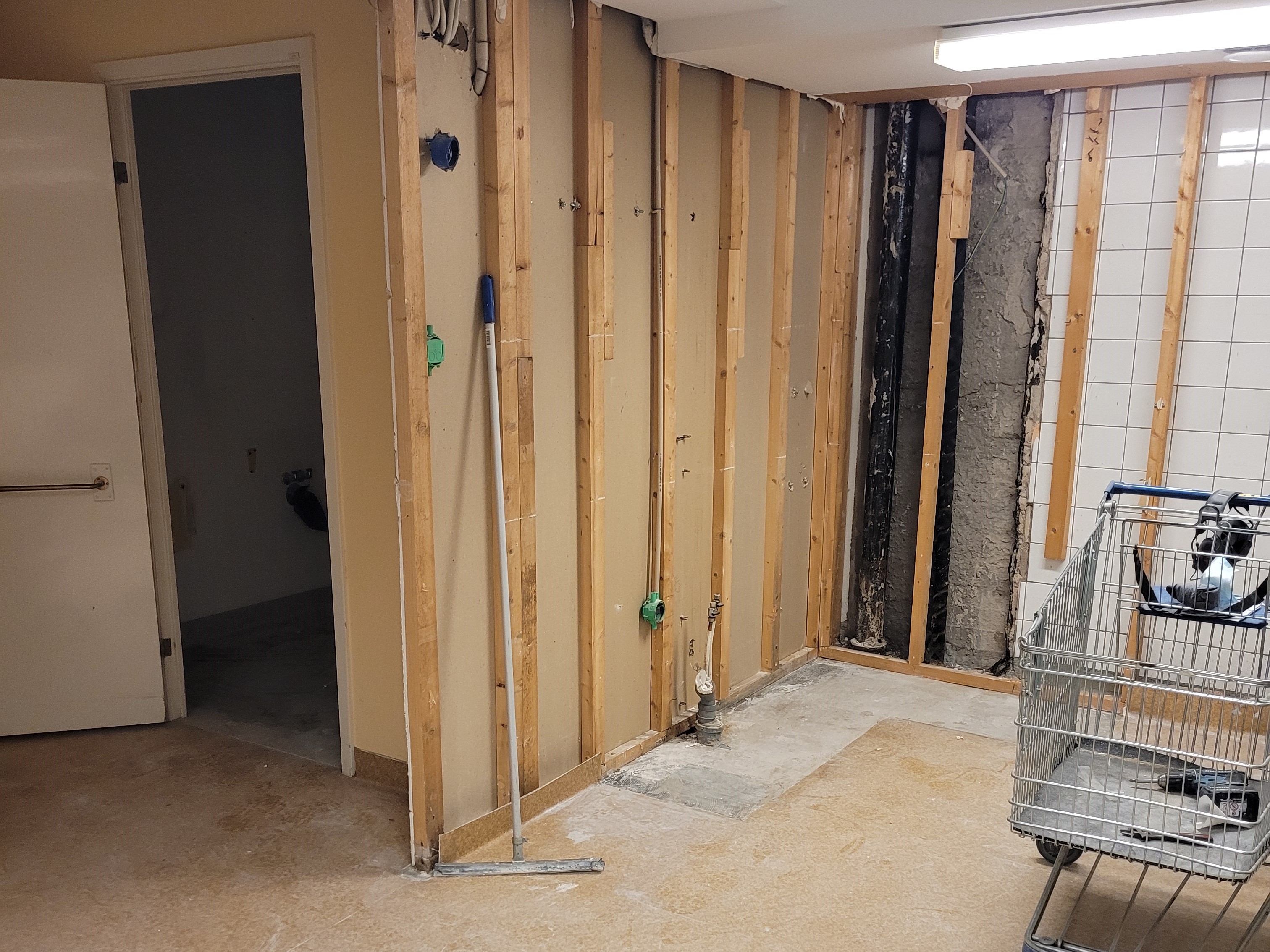 Bild från renoveringen där det kommande köket snart skulle installeras. Installationer så som rördragning och el förbereds.