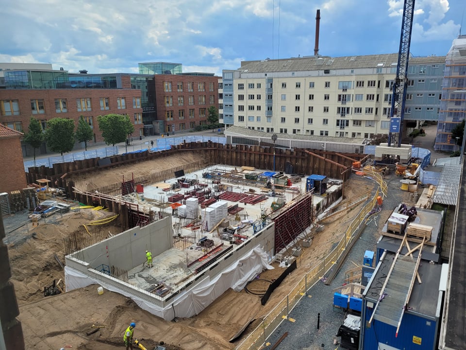 Byggarbetsplatsen sett från nuvarande Science Park Towers, med högskolan i bakgrunden.