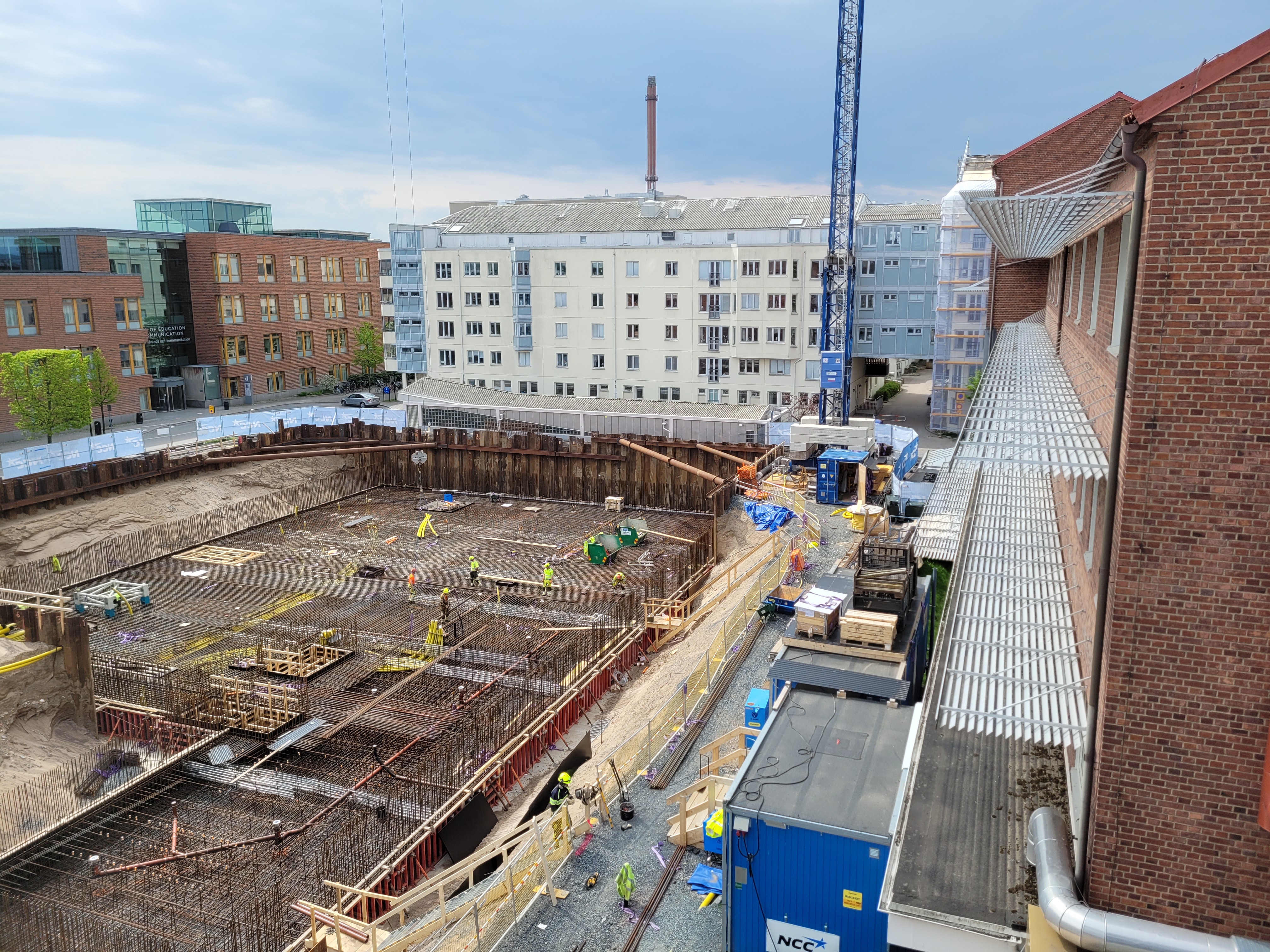 Byggarbetsplatsen sett från nuvarande Science Park House. Armeringsarbeten pågår med högskolan i bakgrunden.
