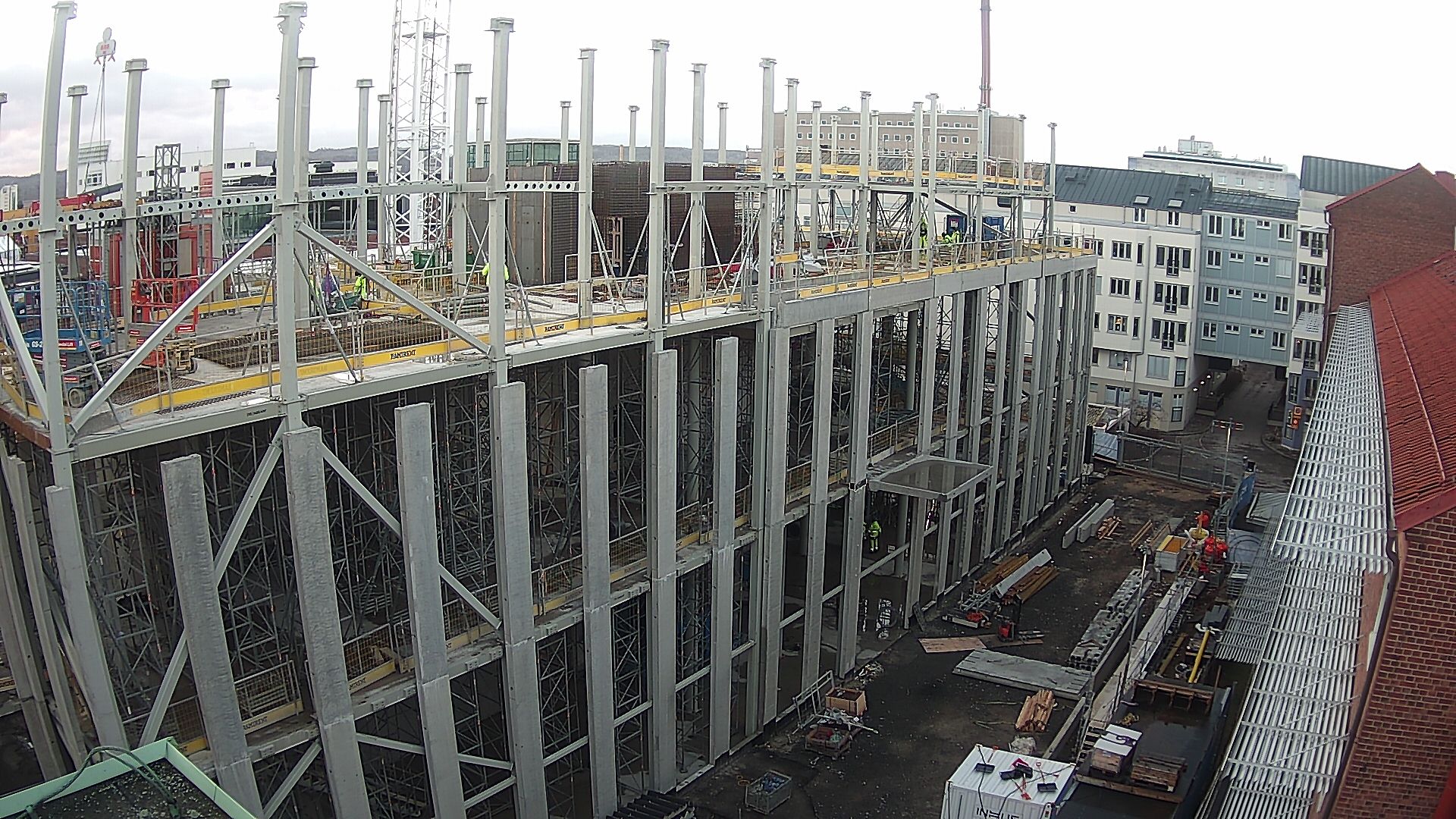 Byggarbetsplatsen där stommen monteras och är uppe på våning 4, sett från Science Park House.