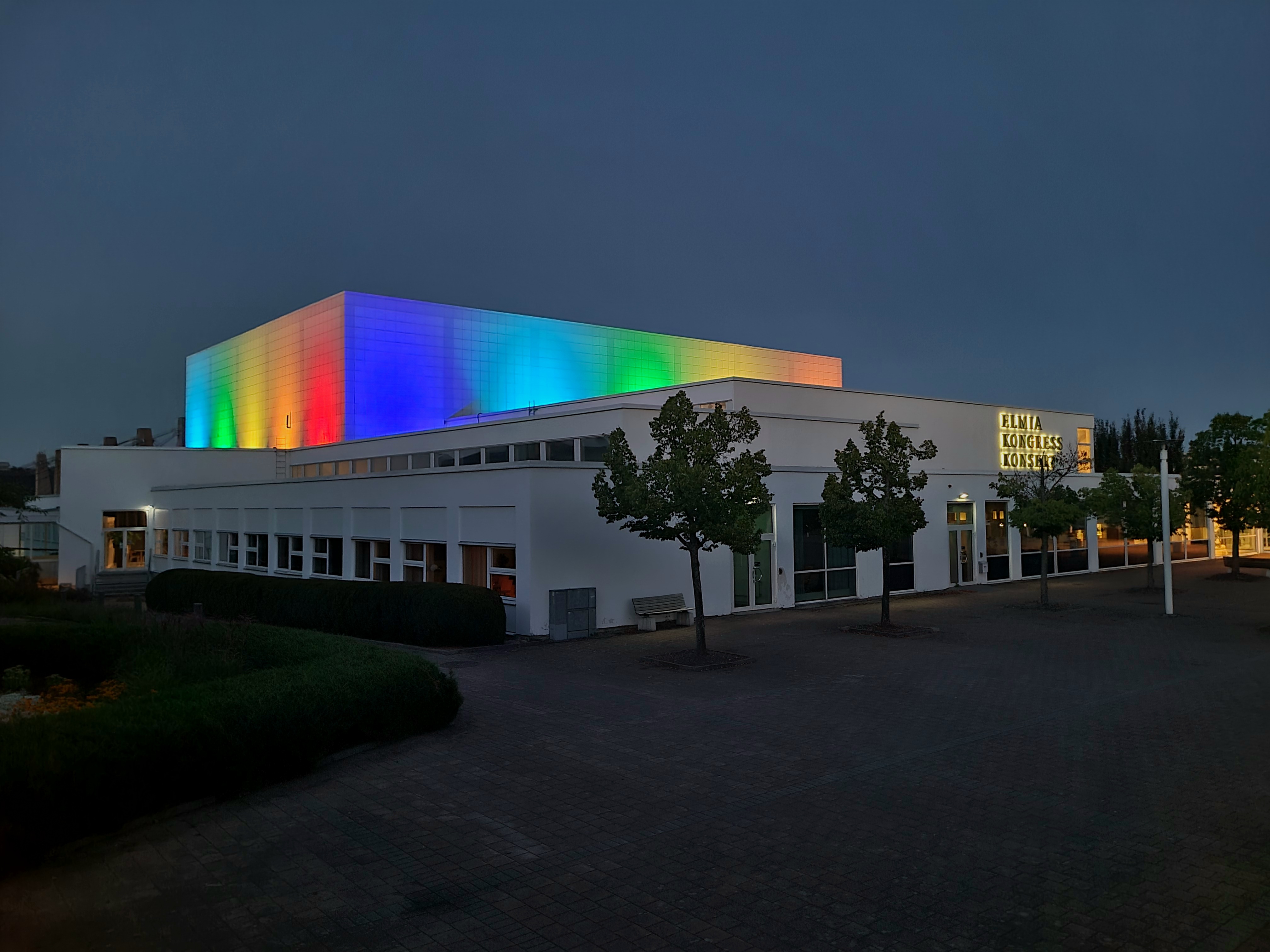 Elmia Kongress och Konserthus upplyst i regnbågsfärger, sett från Entré Nord.