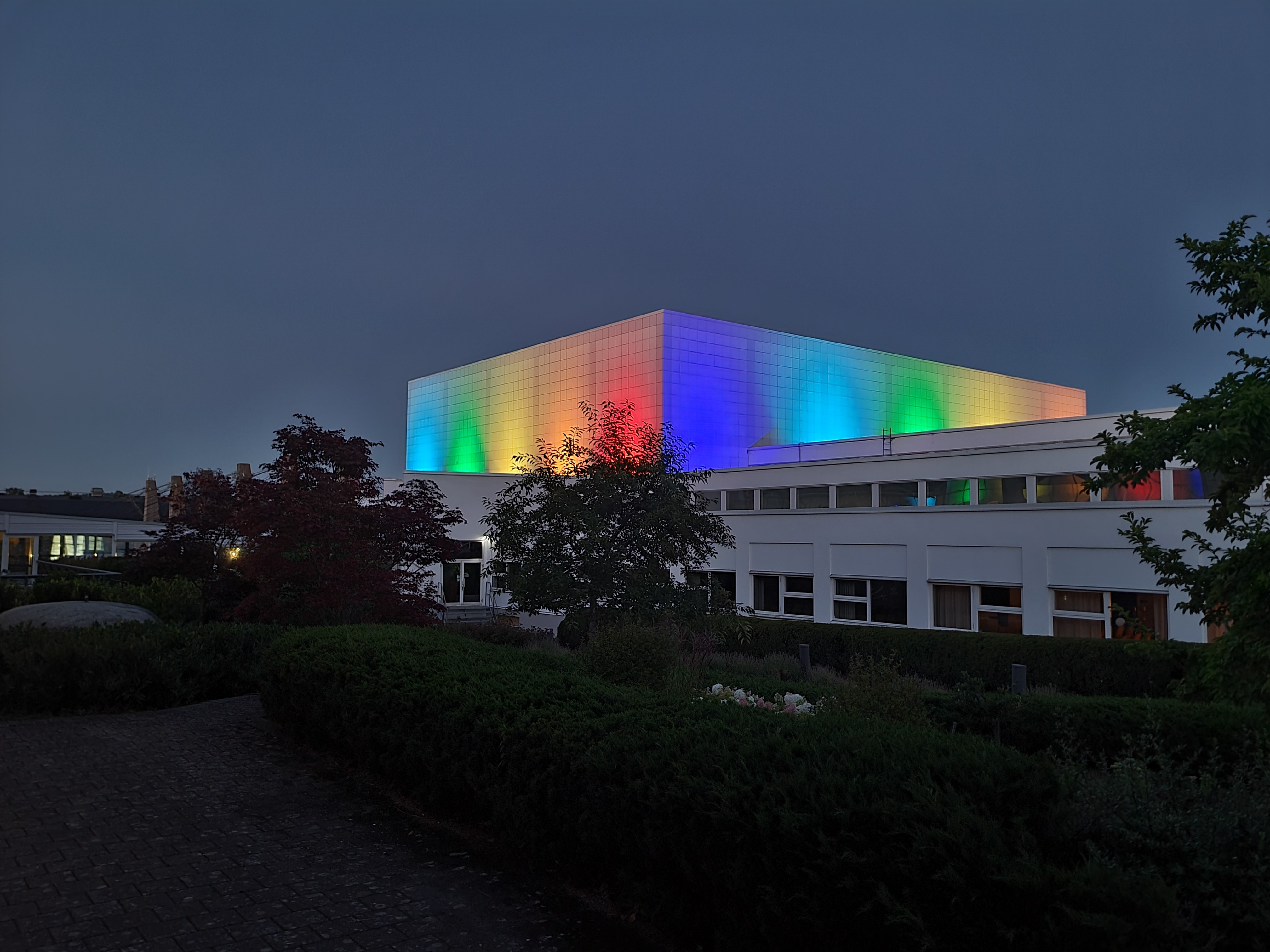 Elmia Kongress och Konserthus i regnbågsfärger.