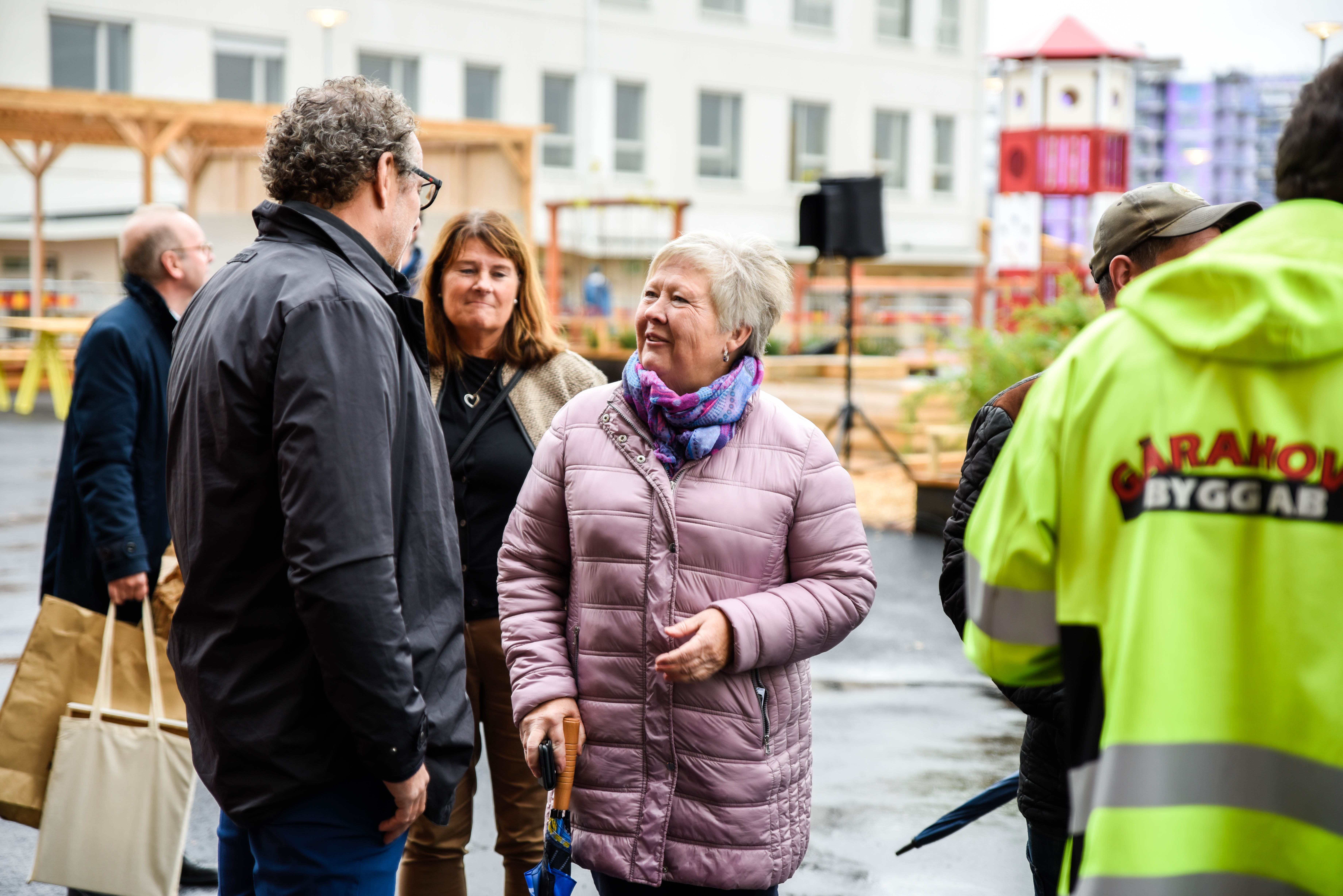 Bild på kommunalråd Mona Forsberg och JKPG Fasts Vd Magnus Olsson på Invigningen.