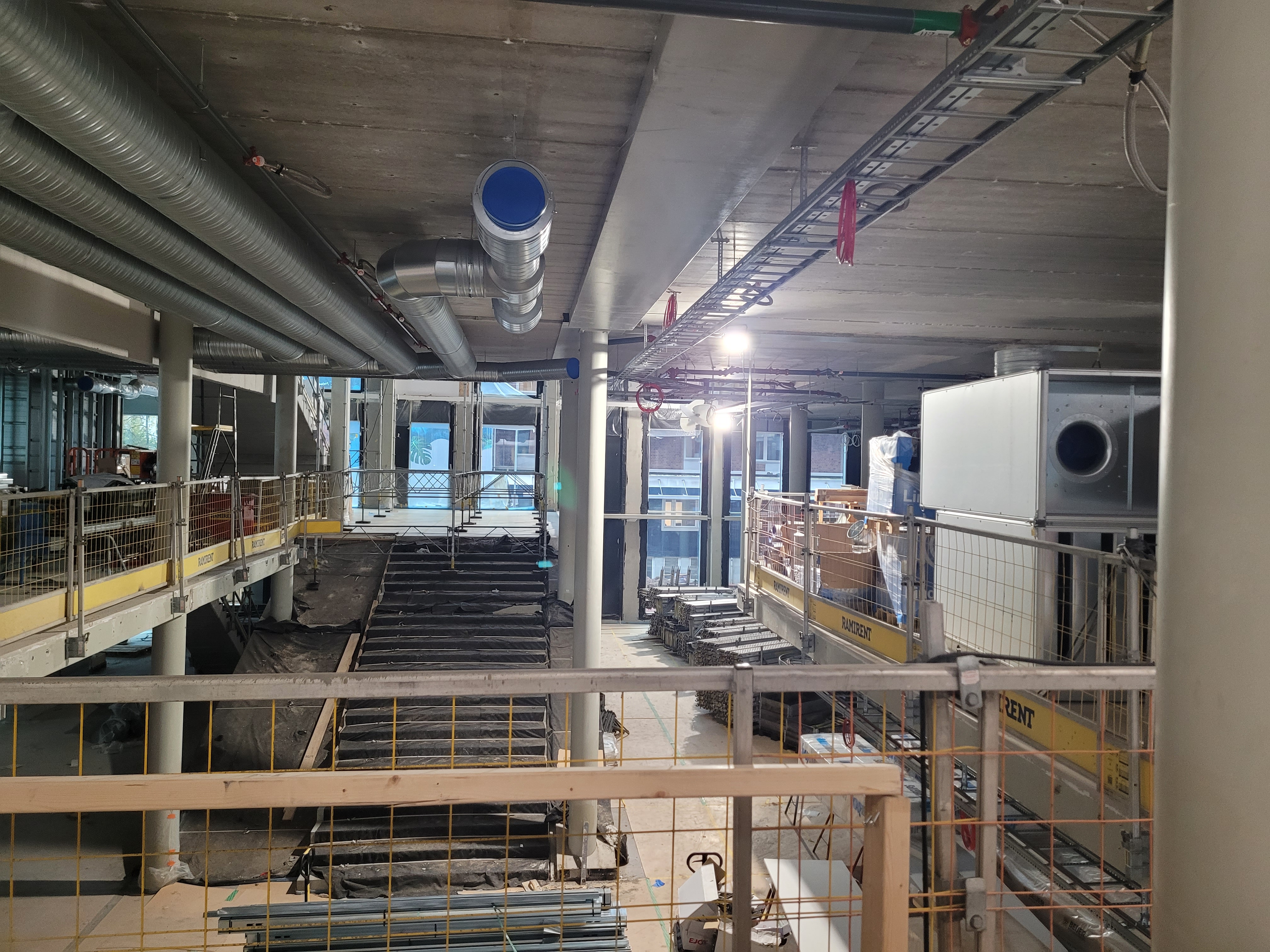 Entréplan sett från Science Parks ytor på plan 1. Ytorna är fulla med byggmaterial.