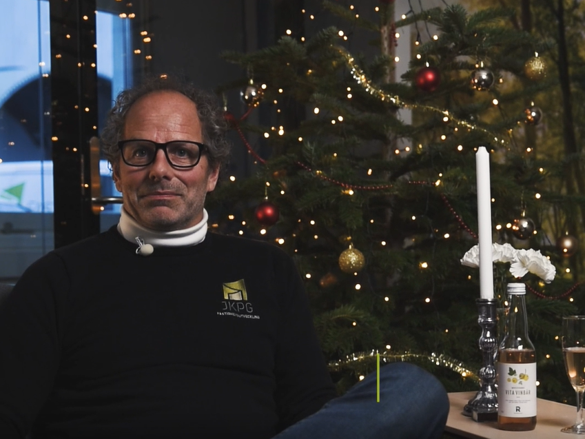 JKPG Fasts VD Magnus Olsson sitter framför kontorets julgran och önskar alla en god jul.