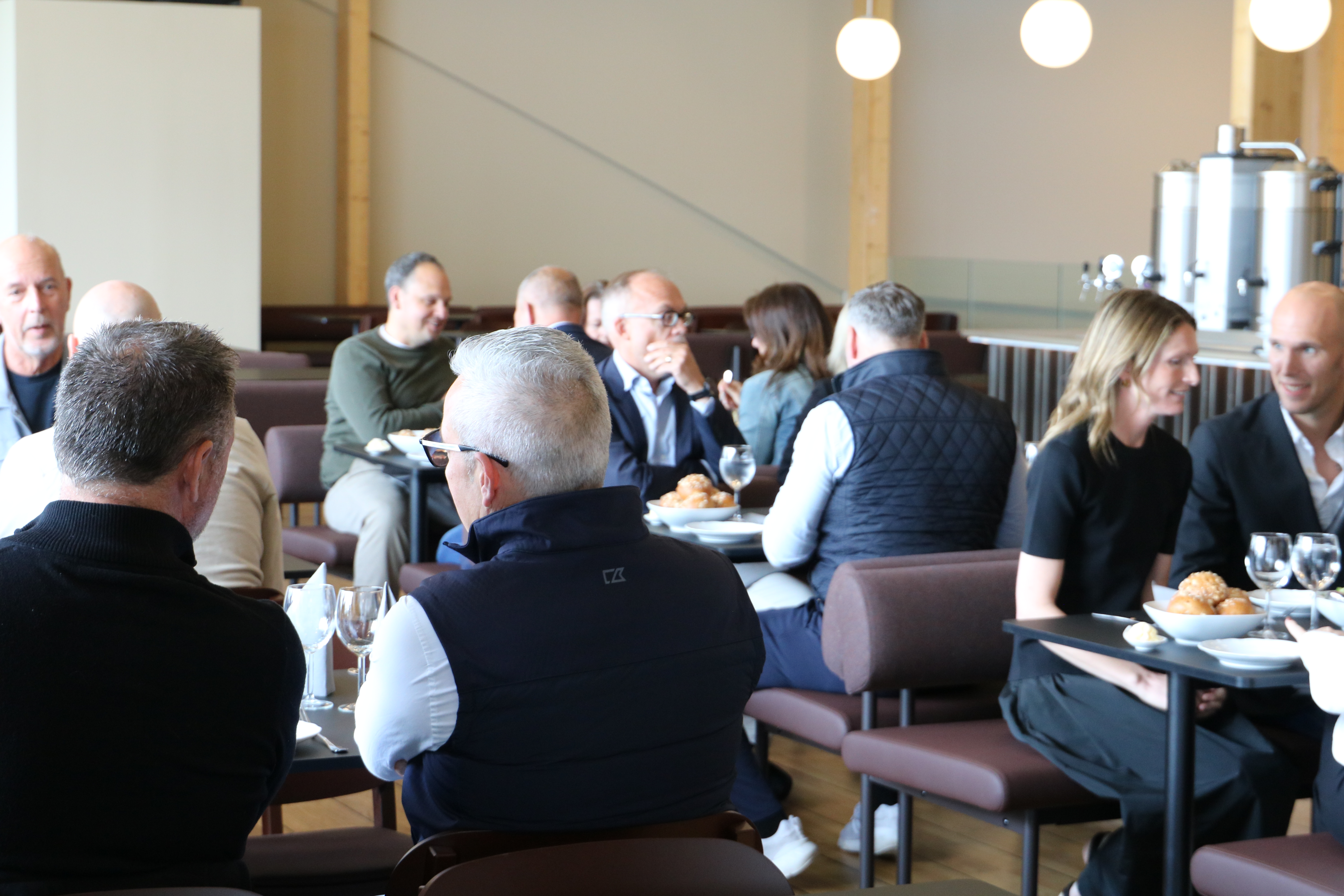 Besökare sitter i den nya restaurangen.