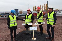 De tre byggherrarna och entreprenören tar det första spadtaget i det nya kvarteret i Skeppsbron.