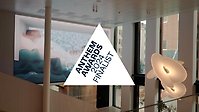 Konstskärmen i Science Park Towers och en logotyp med texten "Anthem Awards 2024 Finalist"