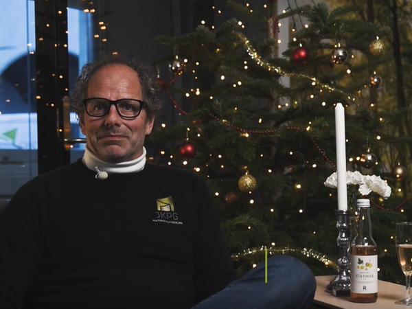 JKPG Fasts VD Magnus Olsson sitter framför kontorets julgran och önskar alla en god jul.
